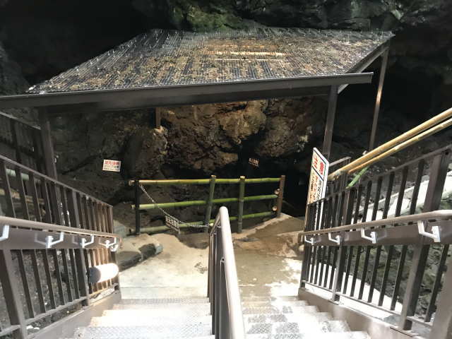 洞窟の入り口手前