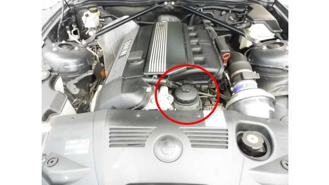 BMW Z4(E85) 3.0iのエンジンオイルフィルターの位置